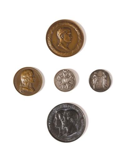 null Cinq médailles : - Médaille commémorative de la Mort de Napoléon Ier. En bronze....