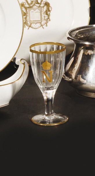 null SERVICE DE L’EMPEREUR Napoléon III Un verre en cristal à pans coupés, liseré...