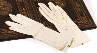 null L’EMPEREUR Napoléon III Paire de fines paires de gants de l’Empereur Napoléon...