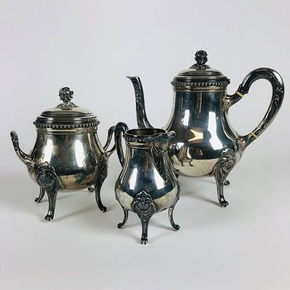  TEA SERVICE in plain silver with a pearl border including a teapot, a milk jug,...