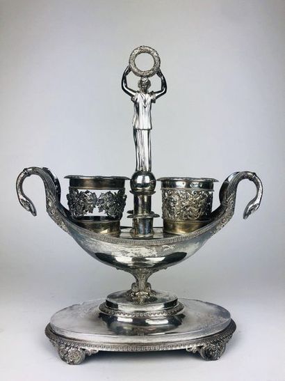 null PORTE HUILIER-VINAIGRIER de forme navette en argent ciselé de palmettes et rinceaux,...