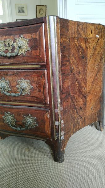 null BETWEEN COMMODE in rosewood veneer with a front and moving sides, opening by...