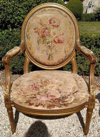 null A PAIR OF LARGE FALLS with a medallion backrest in gilded wood and resting on...