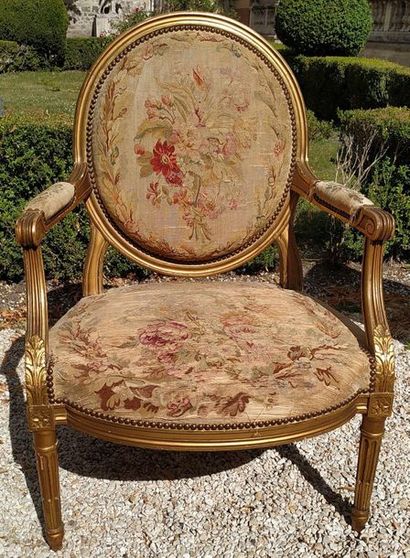 null A PAIR OF LARGE FALLS with a medallion backrest in gilded wood and resting on...