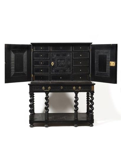 null Ebony veneer and rosewood cabinet opening with two leaves revealing a median...