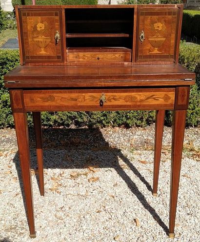 null BONHEUR DU JOUR in veneer wood and floral marquetry opening by a drawer in the...