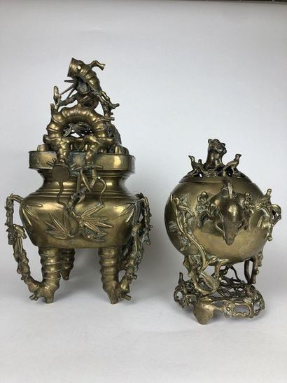 null JAPON Deux brule parfum en bronze patiné à décor végétal. Fin XIXe siècle Haut...