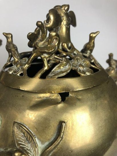 null JAPON Deux brule parfum en bronze patiné à décor végétal. Fin XIXe siècle Haut...