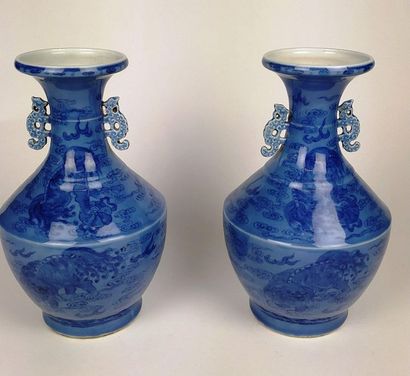  CHINE Belle Paire de vases de forme balustre en porcelaine à fond monochrome bleu...