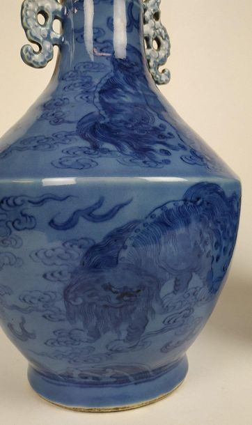 CHINE Belle Paire de vases de forme balustre en porcelaine à fond monochrome bleu...