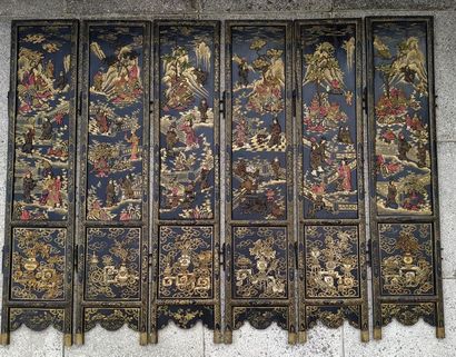  CHINA
Black lacquered wood screen with six leaves decorated in light relief with...