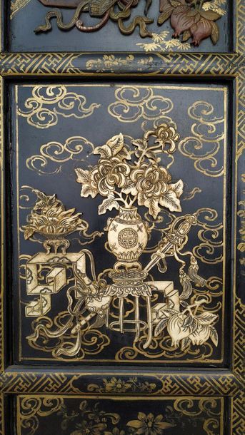 null CHINA
Black lacquered wood screen with six leaves decorated in light relief...