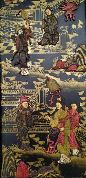  CHINE
Paravent à six feuilles en bois laqué noir décoré en léger relief de scènes...