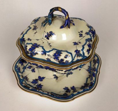 null SEVRES Bonbonnière sur son dormant en porcelaine polychrome émaillée bleu sur...