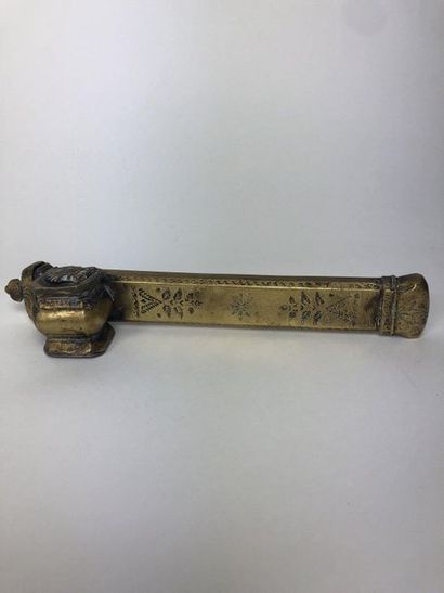 null PLUMIER KADJAR en bronze. XIXe siècle Long: 24 cm