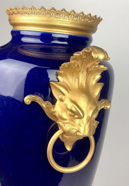 null SARREGUEMINES Important blue enamelled earthenware vase, the frame, the base...