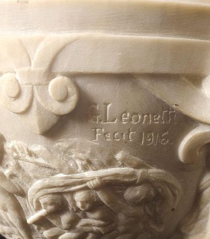 null G. LEONETTI (XIX) Mortier en marbre richement sculpté de grotesques et de scènes...