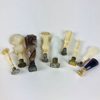 null Collection of CACHETS. XIXth century Height from 4.5 to 9.5 cm (restorations...