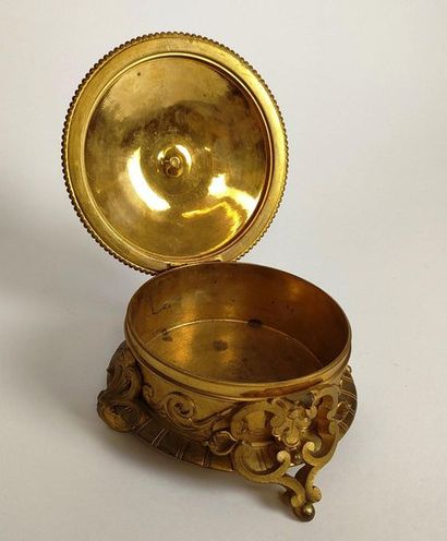 null Gilt bronze covered and chiselled box decorated with a frieze with scrolls,...
