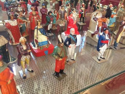 null FIGURINES EN PLOMB Collection de 178 figurines en plomb représentant les personnages...