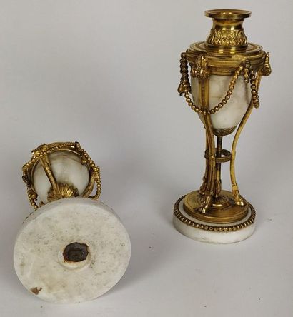 null PAIR OF CASSOLETTES forming candlesticks in white marble and gilded bronze,...