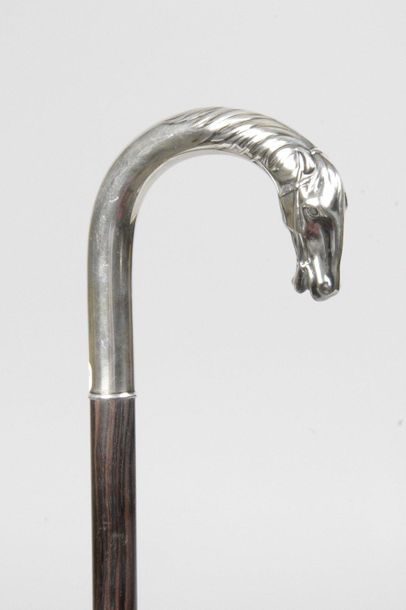 null CANNE, fût acajou, pommeau à tête de cheval en argent Allemand (925/1000). D...