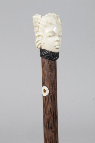 null CANNE à pommeau en ivoire sculpté d'une tête de femme de type africaine, bague...
