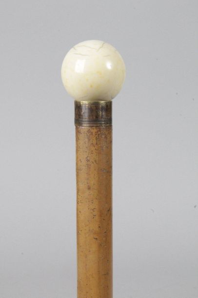 null Cane with ivory ball pommel, metal ring, rush barrel. H : 90 cm.
