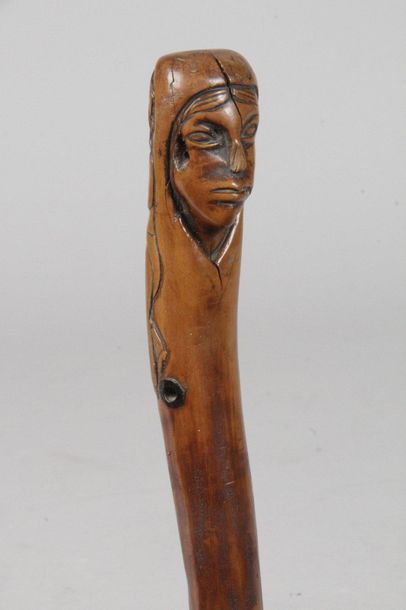 null CANNE D'ART POPULAIRE en bois sculpté d'une tête de femme au dos de cette dernière...
