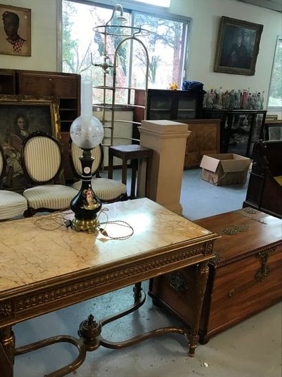null Overall picture : Silverware, chest of drawers, desk, armchair, crystal chandelier,...
