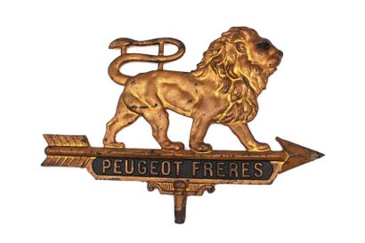  Lion sur flèche Promotionnel des établissements Peugeot Frères dont il porte le...