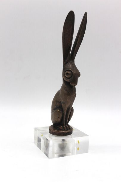  André Vincent Becquerel (1893-1981) Lièvre Mascotte en bronze argenté, signé A....