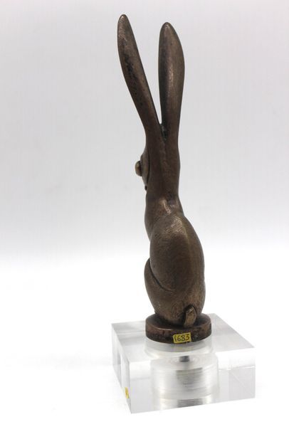 null André Vincent Becquerel (1893-1981) Lièvre Mascotte en bronze argenté, signé...