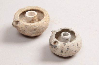 null DEUX LAMPES à cheminée et petit bec rond Canossa IVème siècle avant J.-C.