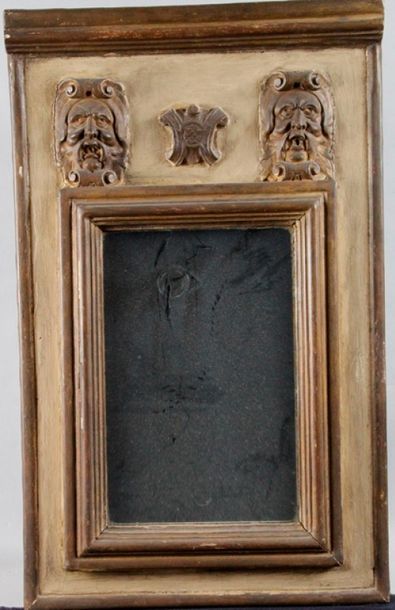 null Petit glace en bois rechampi blanc et or à décor de mascarons. 69 x 42 cm