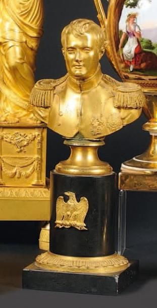 null Buste de Napoléon en bronze ciselé et doré, marbre et granit noir, il repose...