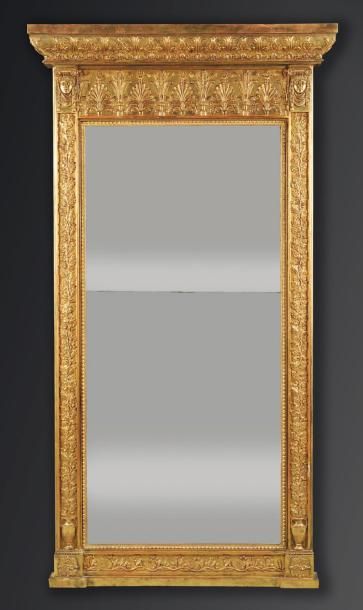 Miroir de forme rectangulaire en bois doré.sculpté...