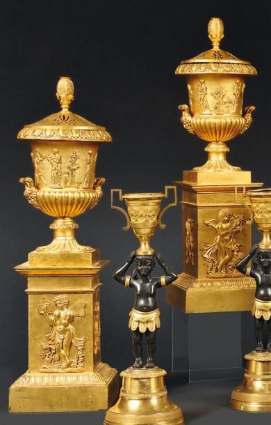 null Paire de vases couverts en bronze ciselé et doré, la partie supérieure ornée...