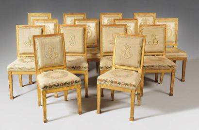 null Ensemble de quatorze chaises comprenant: A/ Suite de six chaises en bois mouluré...