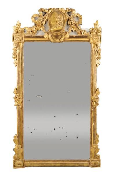 null Miroir à fronton de forme rectangulaire en bois doré à deux tons d'or, et relaqué....