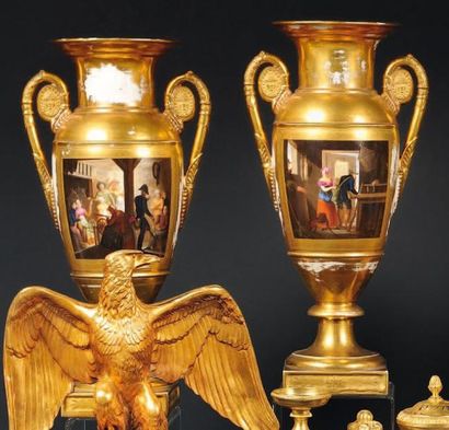 Paris Paire de vases en porcelaine polychrome et doré, représentant des scènes de...