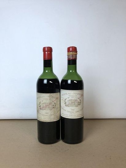 null 2 bouteilles CHÂTEAU MARGAUX 1961 1er GCC Margaux (niveaux : 1 mi épaule, 1...