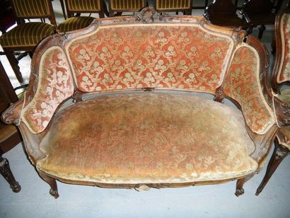 null Un mobilier de salon de style Louis XV en bois sculpté, garniture en velours...