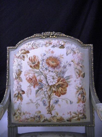 null Un mobilier de salon de style Louis XVI en bois laqué et doré, garniture en...