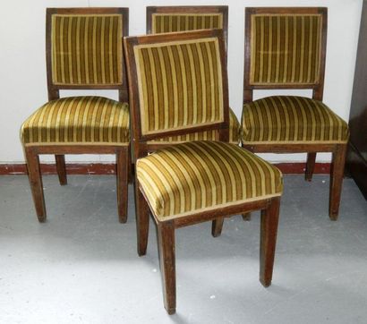null Suite de quatre chaises à dossier courbé rectangulaire garnies de velours vert....