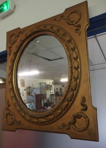 null Un miroir ovale, cadre en bois mouluré et redoré

Glace ancienne piquée

73...