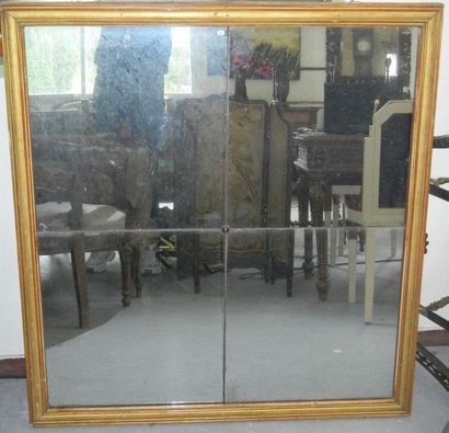 null Un miroir ancien en quatre parties, cadre en bois doré. 115x106