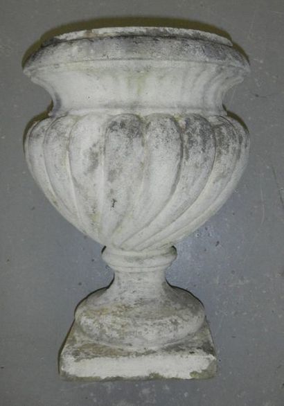 null Un pot de fleur sur piedouche en pierre reconstituée. Haut. 44cm