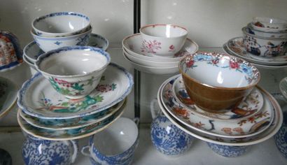 null Ensemble comprenant 1 vase Imari, 19 soucoupes en porcelaine de Chine, et 21...