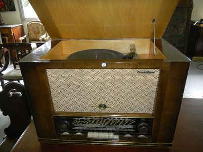 null An imposing 1940s radio and record player